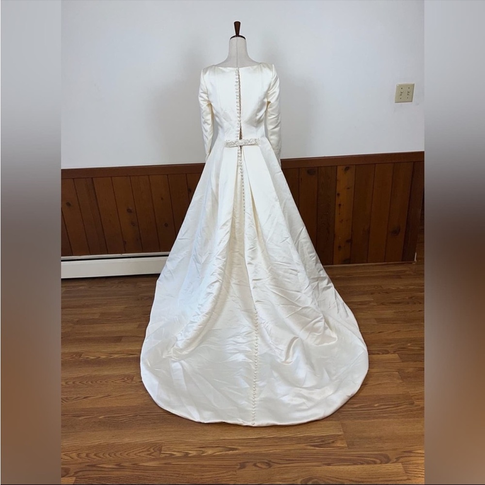 Elegant White Satin Gown - Picture 5 of 10